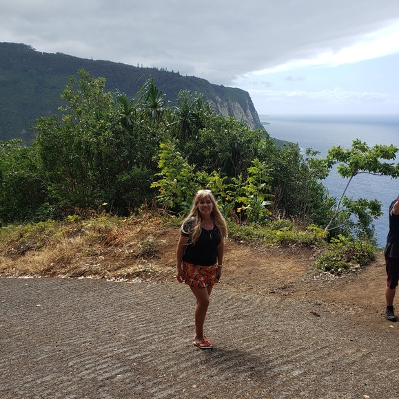 Meet your Posher, Suzy🌺 - Picture 3 of 12